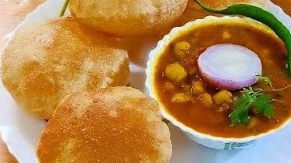 महिला ने नामी रेस्तरां में छोले पूरी ऑडर किया उसमें निकला कीड़ा, शिकायत दर्ज