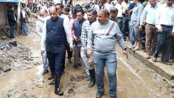 बारिश से हुए नुकसान का जायजा लेने मंडी पहुंचे CM ठाकुर, कहा- 'इस मुश्किल घड़ी में सभी को साथ रहना चाहिए'