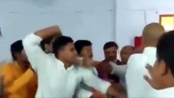 आजमगढ़ : कांग्रेस की बैठक में नेताओं के बीच हाथापाई, वीडियो वायरल