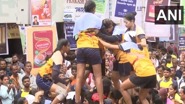 कृष्णा जन्माष्टमी में दही हांडी प्रतियोगिता में लड़कियों ने लिया हिस्सा, वायरल हुआ वीडियो