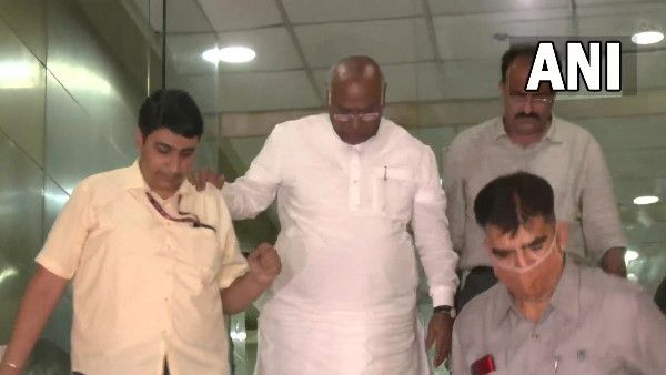 खड़गे से ED की पूछताछ खत्म, जयराम रमेश बोले-यह राजनीतिक प्रतिशोध की पराकाष्ठा है