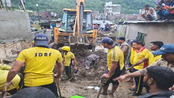 देहरादून में बारिश का कहर, मकान ढहने से 8 दिन के मासूम समेत 3 मलबे में दबे