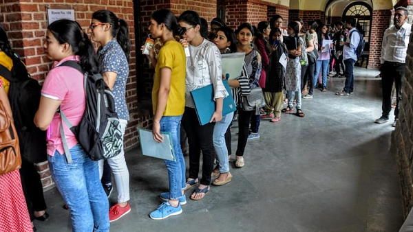 UGC ने जारी की देश के 21 फर्जी विश्वविद्यालयों की लिस्ट, छात्र हो जाएं सावधान