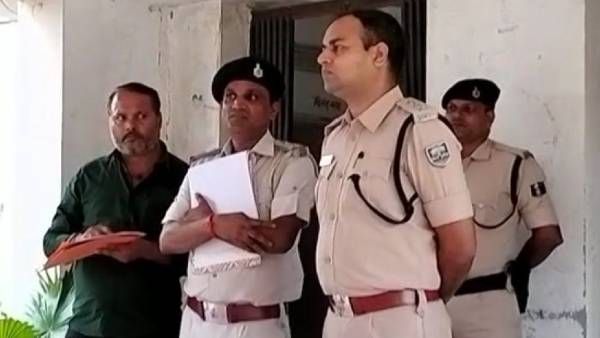 बिहार: थाना में बिना शेव के ASI और हवाई चप्पल में दिखे चौकीदार, DSP की कार्रवाई से उड़ी 'सरकारी बाबू' की नींद