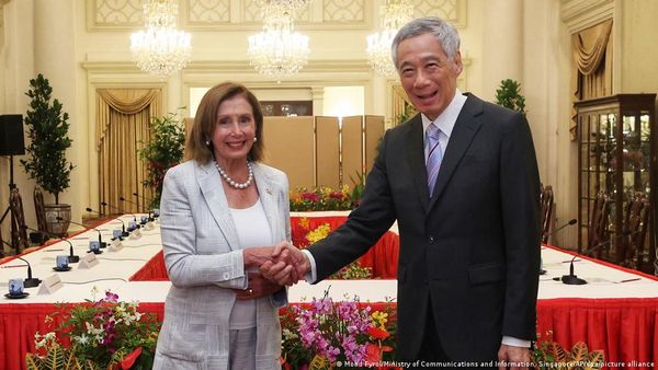 अमेरिका की चीन को चेतावनी के बीच सिंगापुर पहुंची नैंसी पेलोसी