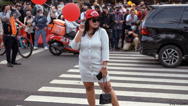 जकार्ता में युवाओं के लिए पैदल पार पथ बना फैशन शो का मंच