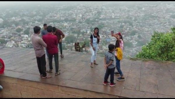 ग्वालियर किले की 300 फीट ऊंची दीवार पर खड़े होकर बच्चे लेते हैं सेल्फी