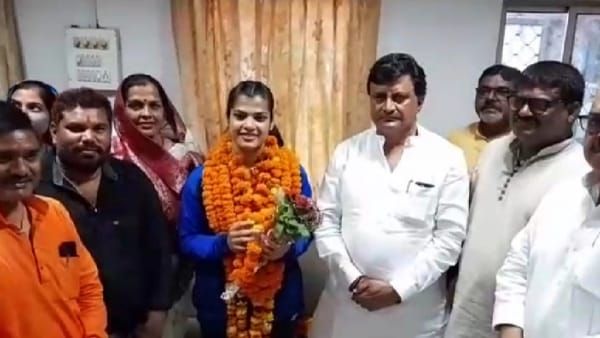 Satna: अंतर्राष्ट्रीय वुशू स्मार्थ में गोल्ड जीतकर घर लौटी गीतांजलि त्रिपाठी का हुआ भव्य स्वागत