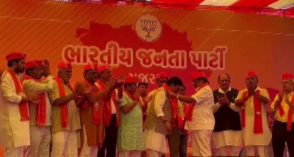 गुजरात में बड़ा सियासी दांव: वरिष्‍ठ कांग्रेसी नेता नरेश रावल-राजू परमार ने BJP ज्‍वॉइन की