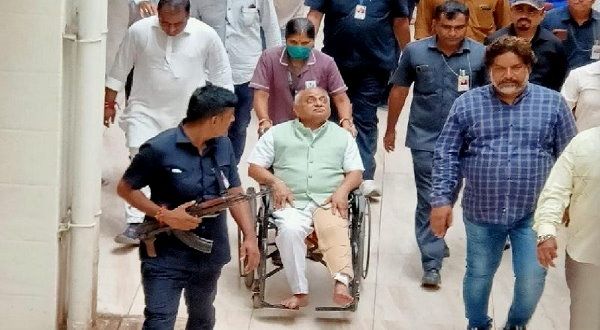 तिरंगा यात्रा निकलवा रहे पूर्व डिप्टी CM नितिन पटेल को गाय ने टक्‍कर मारी, हॉस्पिटल में भर्ती