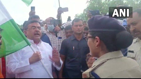 पश्चिम बंगाल में पुलिस ने रोकी 'हर घर तिरंगा' रैली, LoP सुवेंदु अधिकारी के नेतृत्व में निकली थी यात्रा