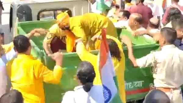 कूड़ा उठाने वाली गाड़ी से अयोध्या में बांटे गए राष्ट्रध्वज, अखिलेश ने Video ट्वीट कर कसा तंज