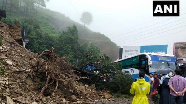 हिमाचल प्रदेश में बारिश ने मचाया कहर, भूस्खलन से 8 लोगों के मलबे में दबने की आशंका