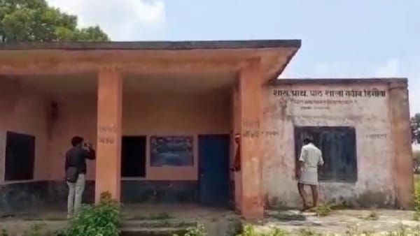 MP: सतना का यह शिक्षक घर बैठे ले रहा 40 हजार की सैलरी, 5 साल से स्कूल में लटक रहा ताला