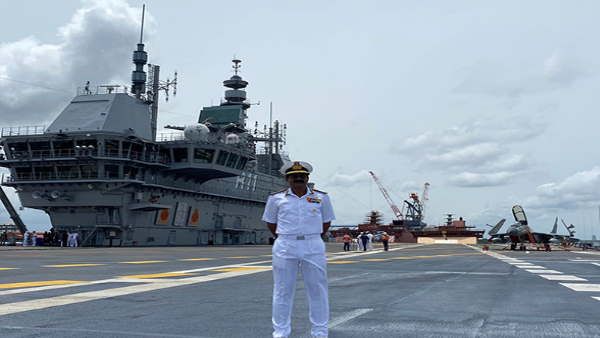 आईएसी विक्रांत से 30 फाइटर जेट्स भर सकते हैं उड़ान, 2 सितंबर को पीएम मोदी सौंपेंगे नौसेना को