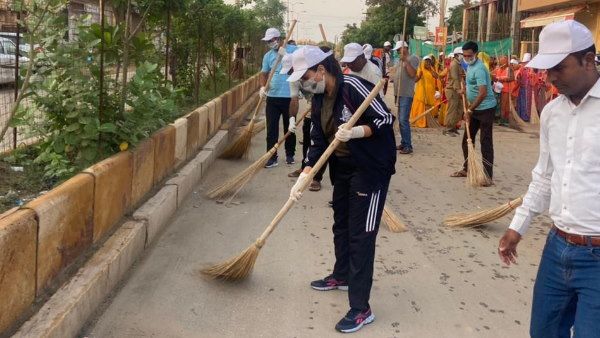स्वच्छ जैसाणा अभियान : जैसलमेर कलेक्‍टर आईएएस टीना डाबी ने सड़कों पर लगाई झाड़ू