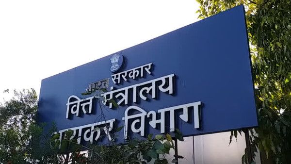 देशभर में राजनीतिक दलों के खिलाफ आयकर विभाग का छापा, जानिए क्या है मामला