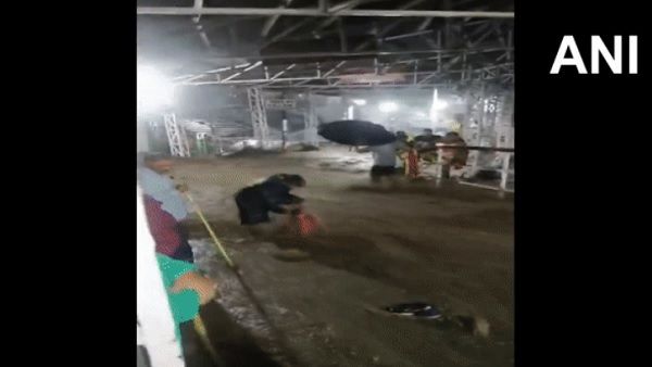 जम्मू-कश्मीर: वैष्णो देवी मंदिर के पास अचानक आई बाढ़, रोकी गई श्रद्धालुओं की आवाजाही