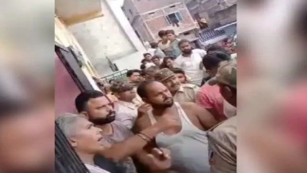 OMG! बिहार में 'परदेशी सैंया' के लिए दो पत्नियों का 'दंगल', बचाव में आई पुलिस पर चप्पल और घूसों की बरसात