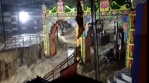 MP: जटाशंकर में जलधाराएं बनी भगवान भोलेनाथ की जटाएं, आधी रात को हुआ भव्य जलाभिषेक