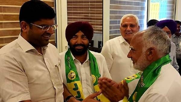 कैथल में जेजेपी को बड़ी सफलता, इनेलो के कई पदाधिकारी पार्टी में शामिल