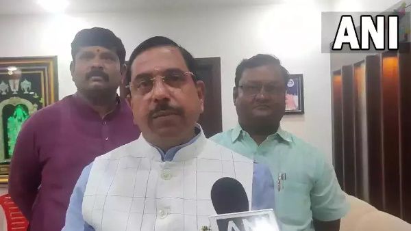 पीओके को 'आजाद कश्मीर' कहने वाले CPM विधायक को केंद्रीय मंत्री प्रह्लाद जोशी ने बताया 