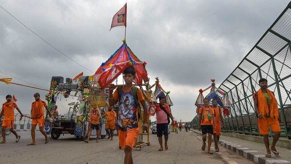 UP News: कांवड़ियों से भरी ट्रैक्टर ट्राली पलटी, 6 घायल