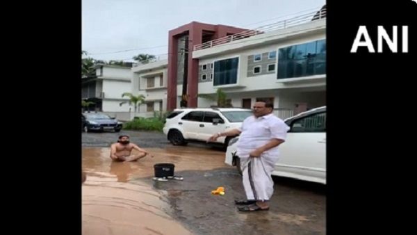 Video: केरल में खराब सड़क के खिलाफ युवक का अनोखा प्रदर्शन, विधायक के सामने गड्ढे में किया योग
