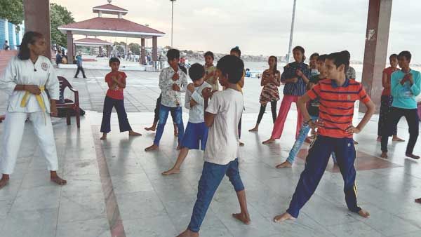 55 बच्चों को शिक्षित कर रहा 'खुला आसमान', काशी के रविदास घाट पर है यह अनोखा स्‍कूल