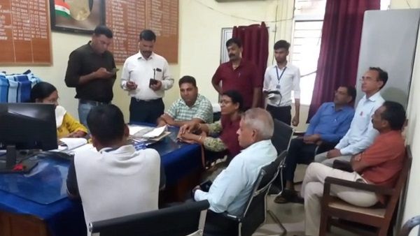 MP: तीज का व्रत रखा था, फोन आया तो रिश्वत लेने ऑफिस पहुंच गईं भ्रष्ट ट्रेजरी अफसर, रंगे हाथ गिरफ्तार