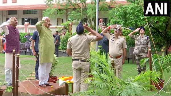 INDIA@75 : मोहन भागवत ने RSS मुख्यालय में फहराया तिरंगा, देखें वीडियो
