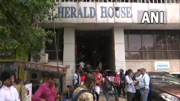 National Herald Case: ED की कार्रवाई जारी, अब 5 कांग्रेस नेताओं को पूछताछ के लिए भेजा समन