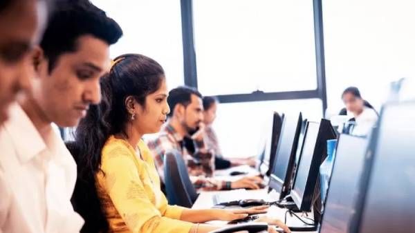 बेरोज़गारी: कैसे बढ़ेंगी नौकरियां और क्या कर सकते हैं नौकरी चाहने वाले