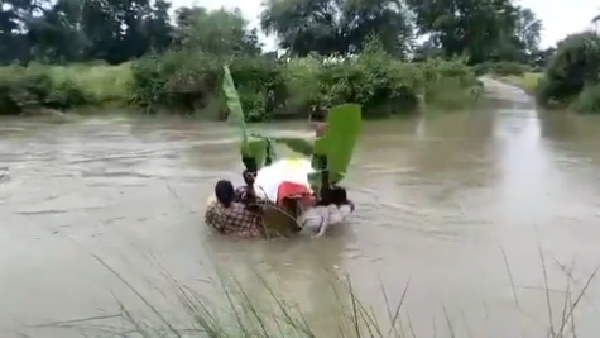 नाले के गंदे पानी में होकर शव को ले जाना पड़ा श्मशान घाट, ओडिशा के कालाहांडी जिले की है घटना