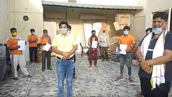 लॉकडाउन में मजदूरों को फ्लाइट से घर भेजने वाला किसान जिंदगी की जंग हार गया, इस बात से परेशान होकर की आत्महत्या