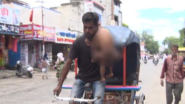 रिक्शा वाले राजेश की गरीबी को बनाया तमाशा, प्रशासन ने लिया संज्ञान, बुजुर्ग महिला के पास छोड़ता था बच्चे