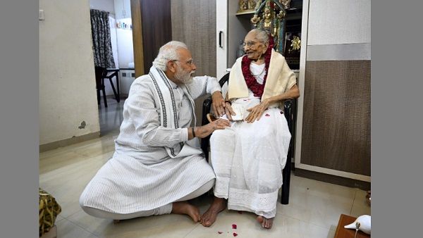 दो दिन के गुजरात दौरे पर पीएम मोदी, मां से घर जाकर की मुलाकात