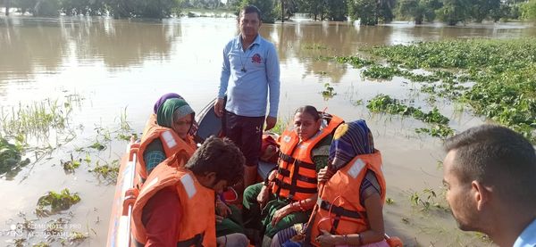 Sagar: बाढ़ में फंसी प्रसूता का रेस्क्यू, एसडीआरएफ की नाव से घर पहुंचा स्वास्थ्य अमला, अस्पताल में भर्ती कराया