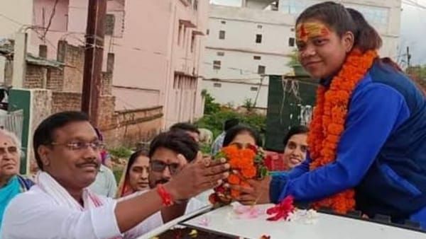 Sidhi: अंतर्राष्ट्रीय वुशु स्पर्धा में प्रियंका केवट ने जीता गोल्ड, घर लौटने पर भव्य स्वागत