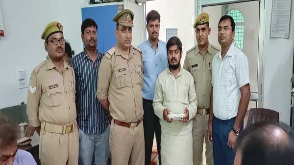 वाराणसी में रेल मंत्री का फर्जी सचिव गिरफ्तार, एक फोन से करवाता था ट्रांसफर और पोस्टिंग...