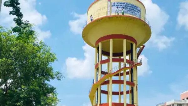 राजस्‍थान विवि के 3 स्‍टूडेंट हाथ में पेट्रोल की बोतल लेकर गले में रस्सी से फंदा डाल पानी की टंकी पर चढ़े