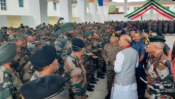 इंफाल पहुंचे राजनाथ सिंह, बोले- मैं सेना ज्‍वाइन करना चाहते था लेकिन तभी हो गई ये घटना