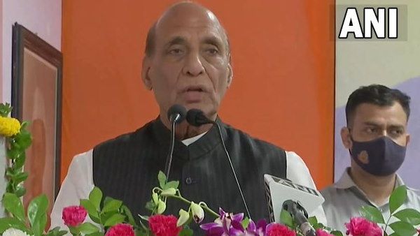 रक्षामंत्री राजनाथ सिंह ने लखनऊ में कल्याण सिंह की प्रतिमा का किया अनावरण, कहा- वो मेरे बड़े भाई जैसे थे