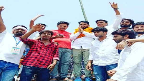 छात्रसंघ चुनाव लड़ने से अयोग्य हुआ तो कॉलेज की छात्रा से कर ली सगाई, चुनाव लड़वाकर करेगा विरोधियों को पराजित