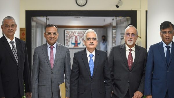 डॉलर के मुकाबले क्यों कमजोर हुआ रुपया, आरबीआई गवर्नर ने बताई वजह