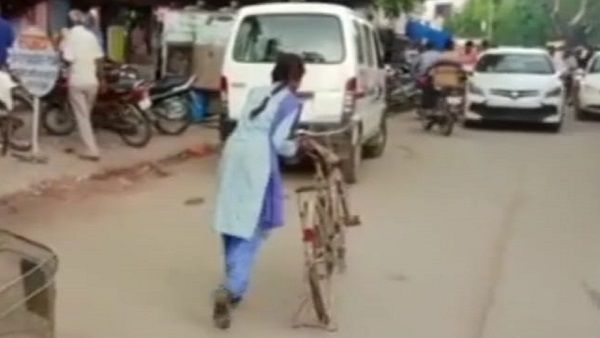 MP: रीवा में भांजियों से मजाक, कबाड़ जैसी साइकल बांट दी, घसीटकर घर ले गईं छात्राएं