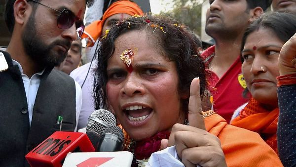 टी राजा के सपोर्ट में आईं साध्वी प्राची, पूछा- आग उगलने वाले ओवैसी की गिरफ्तारी कब?