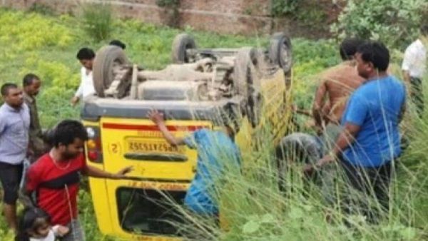 Deoria News:खाई में पलटी स्कूल वैन,फिर हुआ कुछ ऐसा