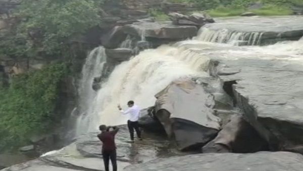 कनकद्दर वाटरफाॅल में मौत की सेल्फी, जरा सी लापरवाही से हुआ जिंदगी का दी एंड