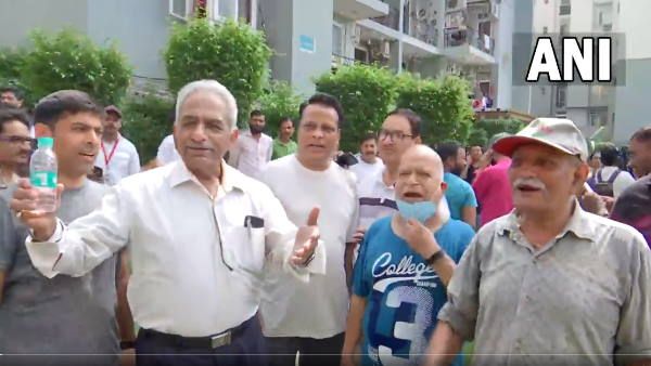 श्रीकांत त्यागी के खिलाफ बुलडोजर एक्शन के बाद सोसायटी में मना जश्न, लोग बोले- देर आए, दुरुस्त आए